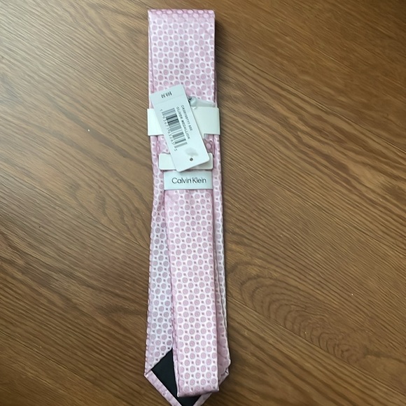Calvin Klein Men's Silk Blend Tie ~ Pink ~ Geometric ~ NEW MSRP: $69.50 - Picture 4 of 5